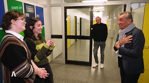 Schüler diskutieren mit Michel Friedman über Rassismus und Demokratie