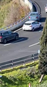🚨 Sale a la luz un nuevo vídeo en el que un hombre pone en duda la eficacia de la baliza V16: "Mira la cola". En la grabación se ve cómo varios coches se detienen muy cerca del vehículo averiado y se forma una cola, mientras apenas se aprecia la luz de la baliza a distancia. Entre comentarios irónicos, el autor del vídeo repite “mira cómo se ve la baliza” para subrayar que, en la práctica, casi no se distingue y cuestionar si el dispositivo realmente sirve para alertar con suficiente antelación