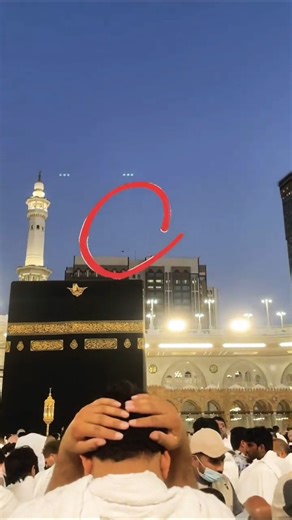 Helicopters Flying Over Makkah to Ensure Pilgrim Safety 🚁 #kabashareef #allah #save #shorts #mokka