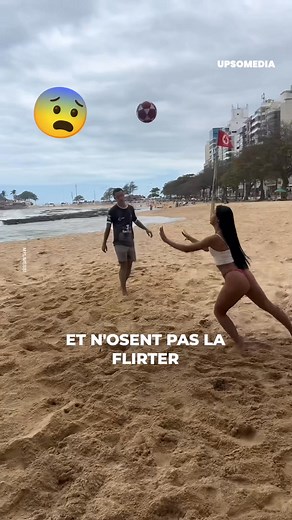 Il faut surmonter une épreuve difficile pour pouvoir la conquérir : la battre au football. | Jeux d'enfants