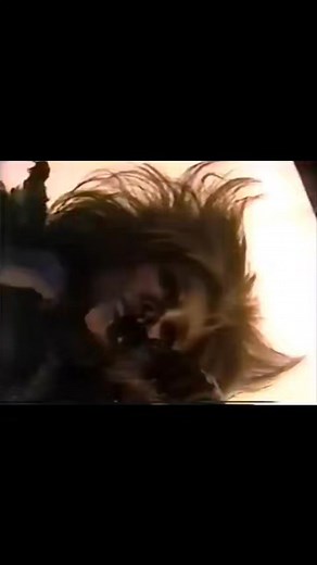 In 1987, a then 19-year-old Céline Dion performed ‘Memory’ from Cats on the popular Canadian TV show, 'L’autobus du Show Business'. She didn’t just come on the show to sing the song, she dressed in full Grizabella costume and absolutely nailed the song leaving all people in so much awe and oozing goosebumps😳👏🏻👑✨ #fblifestyle | Ce&Mi Fans