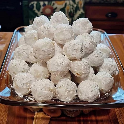"My boyfriend grew up in Kentucky so when came across this recipe looking for a bday treat I knew I had to try it. And the results were SO GOOD. I'm not much of a baker, but everyone loved these. If I can do it, anyone can make them!" FULL RECIPE 💬👇. | Quickly Recipes Family