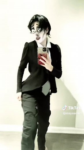 #victorvandort 🖤 | maya winky