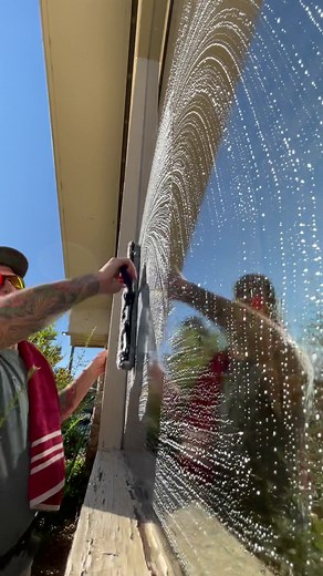hot shiny windows!! #satisfying #windowcleaning #oddlysatisfying #fyp