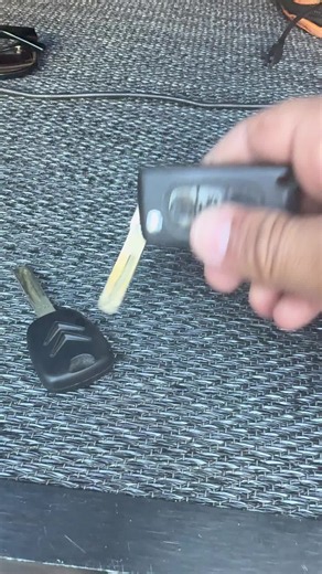 Une clé qui pendouille ? Nous avons la solution ! Une toute nouvelle clé de voiture pour cette Citroën Serrurier automobile saint Étienne pour refaire vos clé de voiture #car #tuto #astuce #voiture