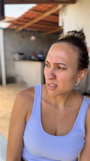 Rayanni Monfor / mãe de 3 meninos 💙 on Instagram: "“Deus, tô precisando tanto de um emprego… me ajuda.” E quando a ajuda vem disfarçada de oportunidade, esforço e humildade, a resposta é: “Isso não… tô falando com Deus, não com o diabo.” Às vezes a gente ora por provisão, mas rejeita o processo. Clama por resposta, mas não reconhece quando Deus usa meios simples. A ingratidão nos cega e faz a gente perder o milagre que já começou. “Em tudo dai graças, porque esta é a vontade de Deus em Cristo J