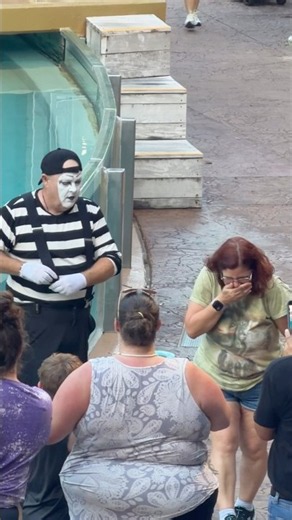 He got all messed up 😂 Tom the mime Seaworld #seaworldmime #tomthemime #funny #comedy
