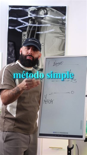 ¿Quieres aprender barbería pero no sabes por dónde arrancar? 💈 Te voy a decir algo claro: deja de complicarte. No necesitas saber 20 cortes, necesitas dominar lo básico como un pro. La diferencia entre el que avanza y el que se frustra está en entender la herramienta, controlar los niveles y practicar con método. La barbería no es talento mágico. Es técnica repetición disciplina. Si estás empezando desde cero, este video es para ti. Comenta qué te está motivando a meterte en la barbería hoy 🔥 