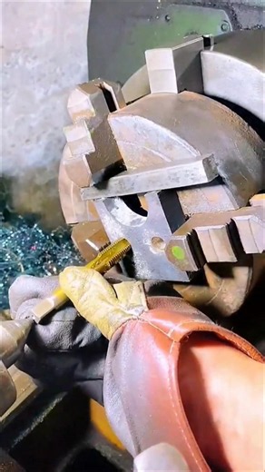 Tapping Square Metal: How to Cut Perfect Threads 🔧