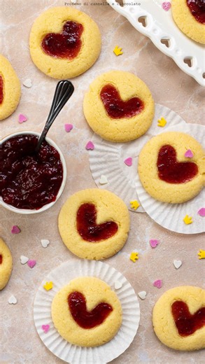 Valentina Previdi | profumodicannellaecioccolato on Instagram: "BISCOTTI CON CUORE DI CONFETTURA ❤️🍓 Questi biscottini sono super golosi e mi ricordano dei biscotti con confettura che si trovavano nelle latte tanti anni fa! Sono perfetti da provare in questo periodo 😍♥️ Qui le dosi per provarli👇🏻 🍴Ingredienti 150 g farina 65 g zucchero a velo 110 g burro 1 tuorlo d’uovo 1 cucchiaino estratto di vaniglia q.b. zucchero semolato q.b. Confettura di fragole 🍴Procedimento In una ciotola aggiunge