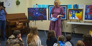 Wendy Rodrigue, wife of late ‘Blue Dog’ creator George Rodrigue, visits art students at Tioga Elementary