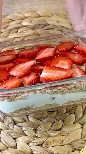 4 Ingredients, 50g Protein – Strawberry Quark Cake with Oats, No Sugar or Flour