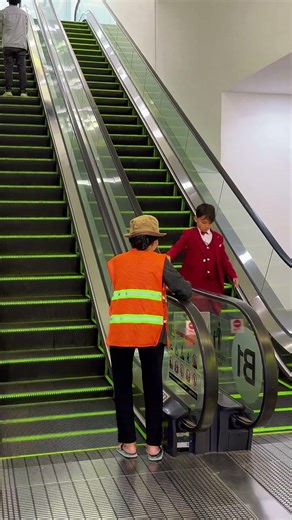 Not a single person stopped to help the old woman [KID BOSS] #kindness #hero #respect #help #good