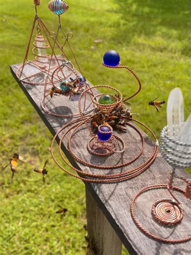 magic frelon On m’a partagé ça. À votre avis, à quoi cela peut-il bien servir et pour quelle raison ? Un rituel magique au miel ? This was shared with me. In your opinion, what could it be used for and for what reason? A magical honey ritual?