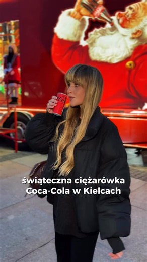 Content Creator • Twórczyni Jak się noszą Kielce • Stylizacje on Instagram: "Świąteczna trasa Coca-Cola w Kielcach! Warsztaty, listy do Mikołaja, mirror room, interaktywne atrakcje i oczywiście… ona – legendarna ciężarówka Coca-Cola 🤭🤍 A Ty widziałaś już świąteczną ciężarówkę? Koniecznie daj mi znać w komentarzu! Współpraca reklamowa z Coca-Cola @cocacolaeurope #CocaColaChristmas #CocaCola #RealMagic #kielce"