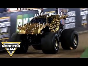 Son-uva Digger vs Max-D | World Finals 17 (2016) Racing | Monster Jam