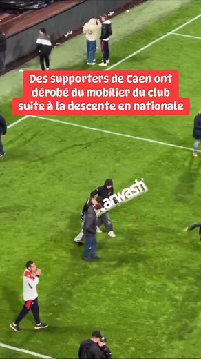 606K views · 1.3K reactions | Des supporters de Caen ont dérobé des panneaux publicitaires et du mobilier du club à la fin du match qui a acté la descente du Stade Malherbe de Caen en Nationale. #pourtoi #football #caen #fypシ | Breaking Sport | Facebook
