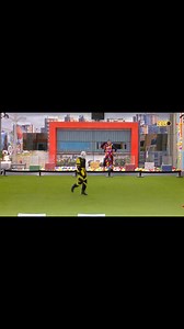 Talvez o verdadeiro monstro seja o Dummy que encontramos pelo caminho! 🤣 Vitória Strada estava cumprindo seu castigo no #BBB25 quando uma bolinha caiu fora do cercado. O Dummy foi buscar a bolinha, fingiu que entregaria… mas jogou no chão e ainda fez uma saída digna de vilão! 🤨 Um verdadeiro enredo de mocinha e trapaceiro com direito a atriz de verdade no papel! (📹: @Globoplay) | Hugo Gloss