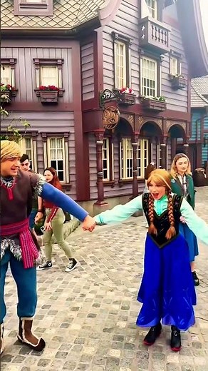 Kristof and Anna playing with kids at Disneyland! #disney #disneyland #themepark #disneyworld
