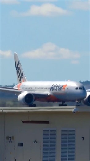 Jetstar Boeing 787-8 VH-VKI takeoff from Melbourne RW16