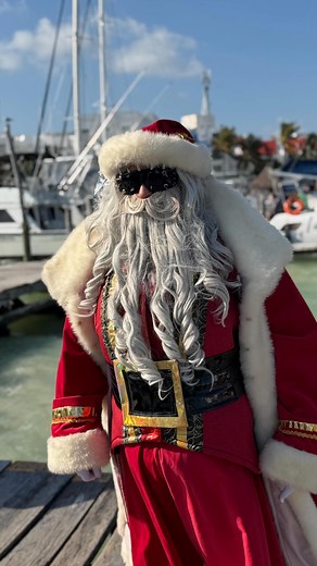 ¡Santa Rockero llegó a Cancun Sailing! 🤘🏻🎸🎅🏻 ¿qué tour tomará esta navidad?… | Cancun Sailing Catamarans