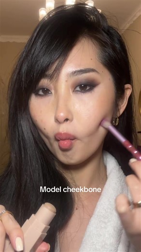 Modeling Perfect Cheekbones for a Stunning Look