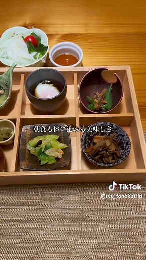 【風評被害でも絶対行くべき温泉宿】 ふとした時にもう1度見れるように 「保存」しておいてね👍 ✈︎ ・・・✈︎ ・・・✈︎・・・✈︎・・・✈︎ 「死ぬまでに一度は行くべき温泉旅館」の全国15選にも選ばれた究極の温泉宿♨️ マイカーの人は、秘境に行くような山道を登って行くんだけど、最寄駅の陣場駅から送迎もあるから冬でも安心です✨ そんな温泉も実は熊による風評被害で売り上げが大幅に減少してます😢 実は山奥にあるけど、熊が出たことがないとか！ ですが、安全を考慮してお風呂に柵をして対策をしているそうです😭 「応援したい！」という気持ちで昨年12月に撮影した動画を再度編集して投稿しました📷 特に声を大にしておすすめしたいのが、3日間においが消えないと言われる天然硫黄泉100%の温泉！ 3日後に消えると言われていたのに…僕は1週間におってました😂 濃度の高い温泉の証拠で、これだけ全国旅していてもなかなか巡り合わない最強の温泉です！ そんな温泉は5つの貸切風呂で楽しめます♨️ ちなみに、夕方以降夜までに1回、朝に1回の合計2回しか貸切できないので注意してください⚠️ 一番のオススメは、滝