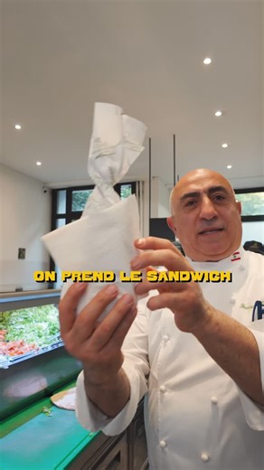 Fouad Le Snack on Instagram: "Le saviez-vous ? 🍗 Le chawarma au poulet a sa propre recette, ses épices, ses ingrédients. Différent du chawarma à l’agneau, mais tout aussi généreux. Deux caractères, un même savoir-faire. 📍 Fouad Le Snack – Rue de la Mairie 6 📍 Traiteur – Chem. Bizot 4, 1208 Genève 📍 Halle de Rive 📍 Manora – Genève, Chavannes & Nyon (Fresh to go) 📍 Préemballé – Manor Vésenaz & Nyon 📸 By @akessoagency #geneve #food #libanesefood #chawarma #poulet"