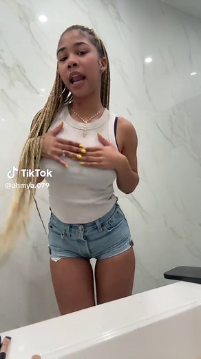 Lady BL💞🦇 (@ahmya.079)’s video of mariah the scientist am i your baby concert