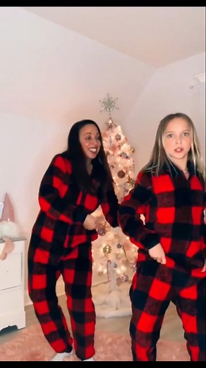 It’s LILLY Claus!!! #reels #chirstmas #christmascountdown #santa #santaclaus #lillyk | Sweety High