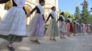 À la découverte des danses régionales : la farandole à Arles