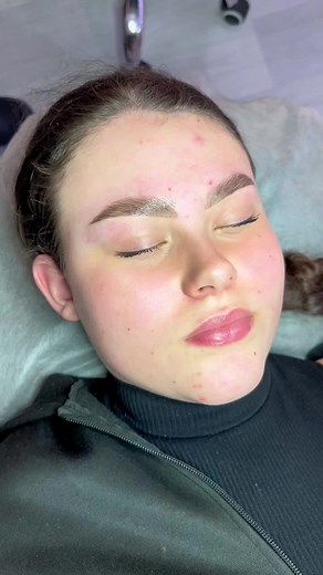 Co je Laminace obočí Laminace neboli fixace obočí je inovativní metoda stylingu neposedného, kudrnatého obočí, které má špatný tvar. Tento postup zkrotí a opticky zahustí každé obočí. Obočí tak bude vypadat každý den perfektně upravené a bude držet tvar až 5 týdnů #laminaceoboci #laminatedbrows #laminacjabrwi #brow #browngirl #kosmetic #cosmetic