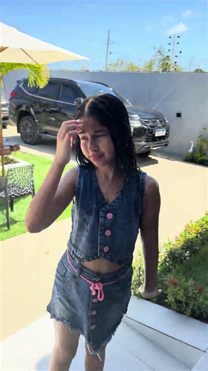 Nanda doesn't want to take a dip in the pool #arthursouza #vlog #explore