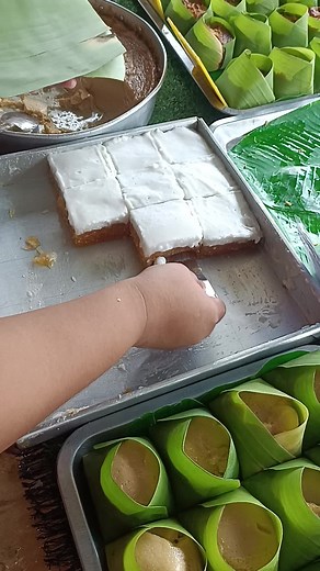 การทำขนมตะโก้มันสำปะหลังใบตอง ใบเตย ท้าลมโชว์หน้าทับทิมกรอบ