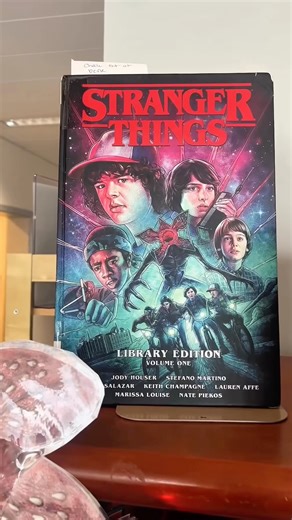 Have you seen the new season yet? Step back into Hawkins and dive even deeper into the world of Stranger Things with our special display at Brussels Library. From books and graphic novels to behind-the-scenes materials, we have everything you need to relive the story, discover new details, and get to know the characters even better. Stop by the library, explore the Upside Down (safely 😉), and let the adventure continue! 📚👾 | Brussels MWR