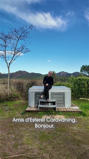 Bonjour à tous ! Aujourd’hui, je continue les visites des emplacements pour camping-cars et caravanes… et aujourd’hui, place à l’excellence : les emplacements de la catégorie « IMPÉRIAL ». Plus de 200 m² au cœur de la Palmeraie avec spa privatif, barbecue et une vue ouverte sur les roches rouges du Massif de l’Esterel. Des parcelles hors normes, conçues pour accueillir des caravanes et camping-cars d’exception. Spa privatif, salle d’eau privée et chauffée, wc séparés, kitchenette et surtout votr