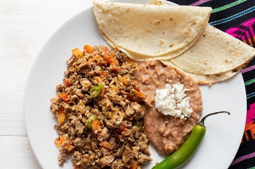 Cómo hacer machaca con huevo a la mexicana, para comer con tortilla y frijolitos