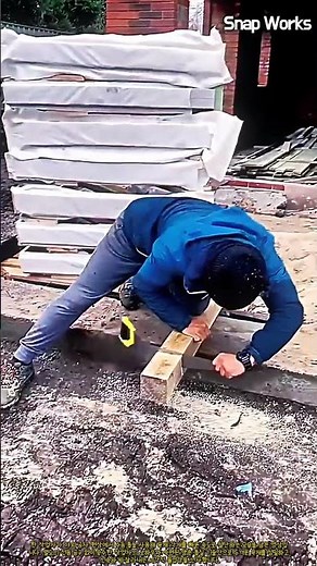전통 수작업의 미학: 야외 현장에서 수동 톱으로 두꺼운 목재를 정밀하게 자르는 과정 #worker #process #woodcutting #craftsman #manualwork