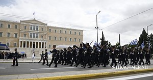 25η Μαρτίου: Εντυπωσιακή η μεγάλη στρατιωτική παρέλαση στο Σύνταγμα (εικόνες-βίντεο)