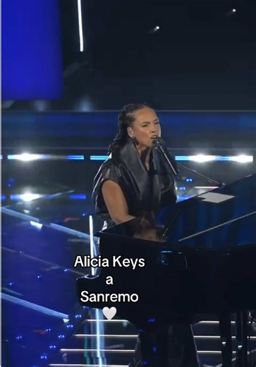 Alicia Keys sul palco dell’Ariston 🤍 🎶 #aliciakeys #sanremo2026 #chimagazine #neipertee