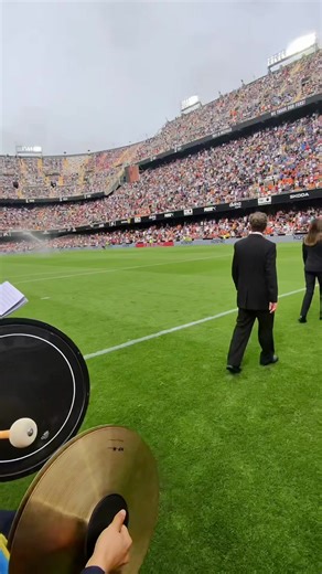 🎺 POV: Mestalla’s marching band. #InsideLALIGA #DesenlaceLALIGA #ValenciaAtleti #Deportesentiktok #LALIGAEASPORTS