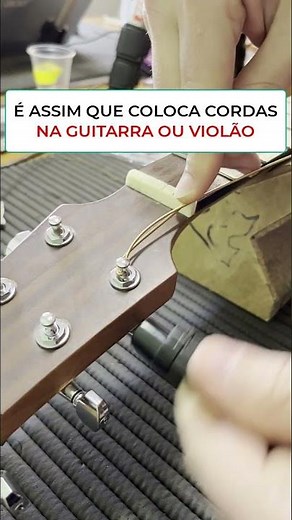 Como trocar as cordas da guitarra/violão corretamente!