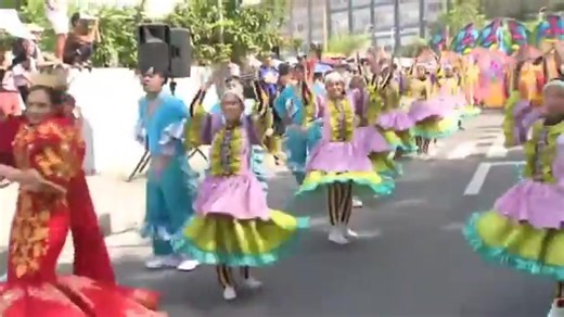 Isang street dance ang isinagawa sa Santa Rosa City sa Laguna bilang pagdiriwang ng ika-27 taon ng Sikhayan Festival. Pinangunahan ni Mayor Arlene Arcillas ang pagdiriwang kasabay ng ika-234th founding anniversary ng Santa Rosa. Hango ang salitang Sikhayan sa sikap at kabuhayan na naglalayong bigyang pagkilala ang pagsisikap ng mga mamamayan para maging maunlad ang Santa Rosa. | via Dennis Datu, ABS-CBN News | ABS-CBN News