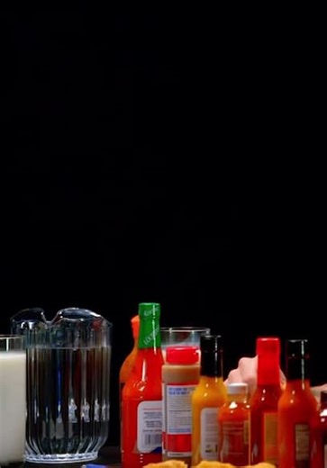 Hot Ones S04:E03 - Steve-O Tells Insane Stories While Eating Spicy Wings