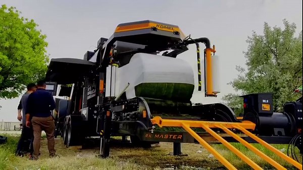 Alfalfa silage 1200 kg 🤝 #silage #silageballen #corn #agriculture #farmer #agricultura #silagepackingmachine #wrapping #tractor #deutzfahr #komel #turkey #tarımmakinaları #çiftçi #ziraat #cornsilage #komeltarim #balya #baller | Komel Tarım Silage Packing Machines