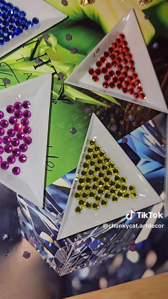 ✨️💎 Only the Best for my Art 🎨 In my paintings, I use premium rhinestones Swarovski, Serinity and Preciosa to ensure every piece shines with elegance and luxury. The brilliance and quality of high-end rhinestones make all the difference, adding depth and sparkle that lasts. 💎 5 Tips for Working with Rhinestones: -Use tweezers or a wax pencil for precise placement. -Focus on small sections to avoid mistakes. -Choose the right glue for your surface. -Bright lighting helps with accuracy. -Organi