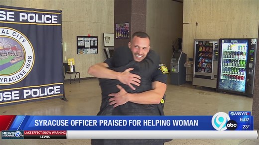 Syracuse police officer helps woman carrying groceries in the cold