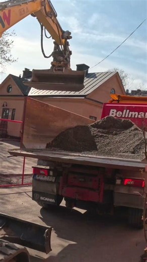 Sunny sthlm city❤️ #smooth operator # scania #crushed aggergate #excavator