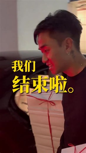 AHYANG阿洋·姐妹 on Instagram: "我们结束啦 🖤 这几年穿过无数双高跟鞋， 从研究“怎么穿才舒服、怎么走才好看”， 到自己创立小品牌、参与设计， 才发现——想做好一件事，真的不简单。 . 要让东西好，成本高 要让品牌稳，需要时间和心思。 我知道自己并不完美， 但小弟一路都在学习。 . 谢谢一路看好、支持 我满足了那个想“玩出一个品牌”的自己， 体验够了，回到专注我的幕前啦。 . 人生，就是不断体验， 晚安 @ohmy.sis 最后开放低于本清仓，先到先得。"