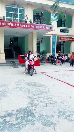 Video của Kelly Huệ Nguyễn (@kellyhuenguyen) với bản nhạc Hôm Nay Cuối Tuần (feat. LeWiuy) - Olew